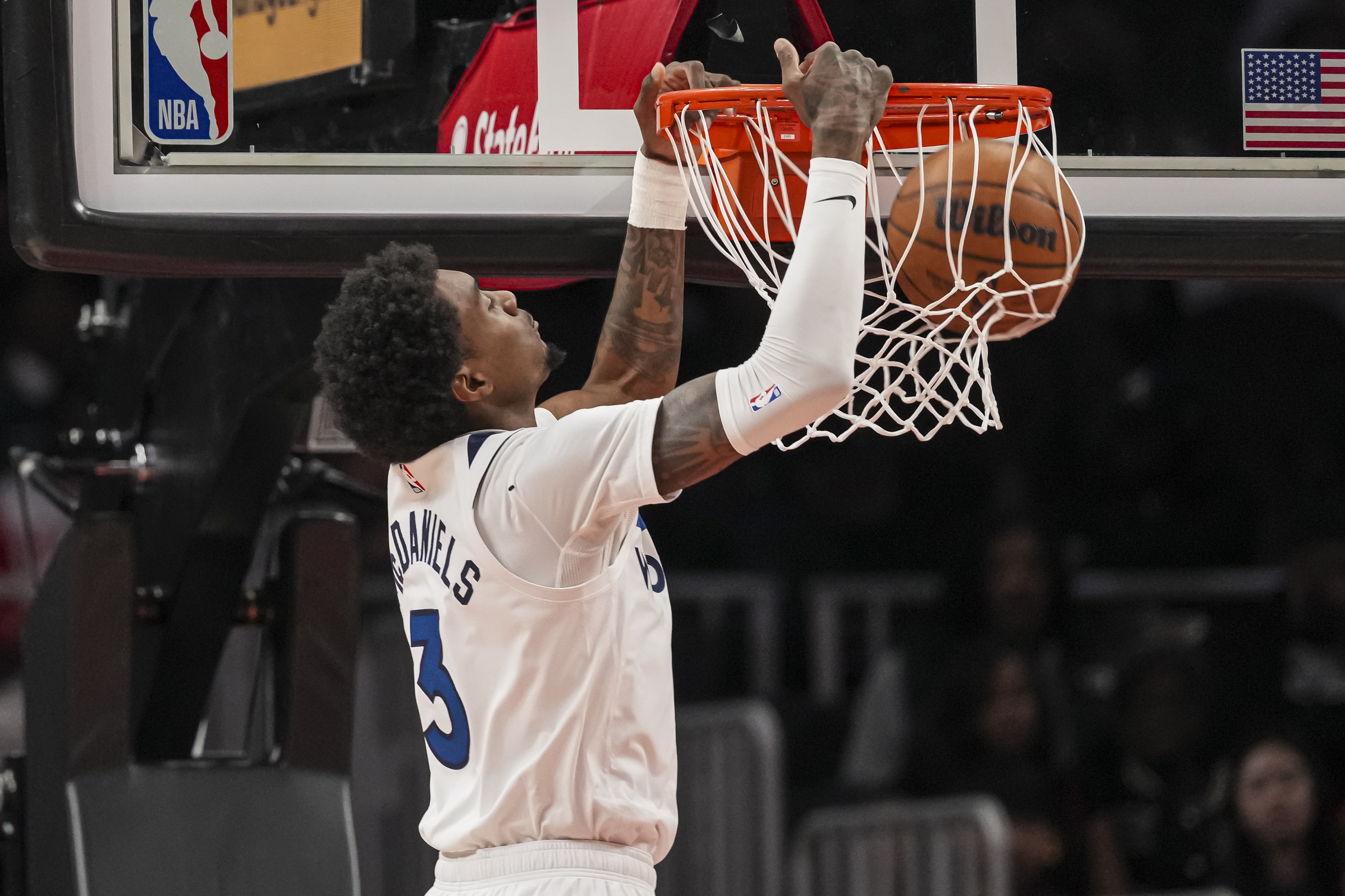 乐鱼网站-身手全能！麦克丹尼尔斯9中6拿到17分6板5助2帽 三分6中4